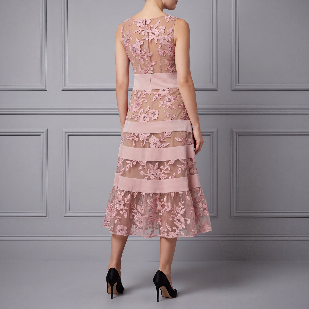Vestido Midi Elegante en Guipur Negro