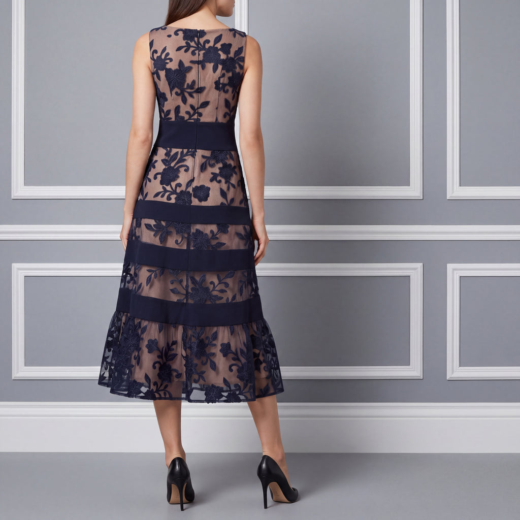 Vestido Midi Elegante en Guipur Negro