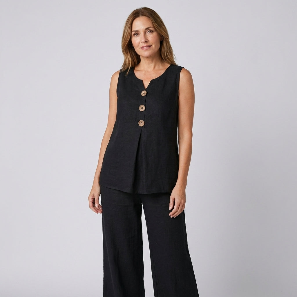 Conjunto fluido con top sin mangas y pantalón ancho, color negro, botones al frente.