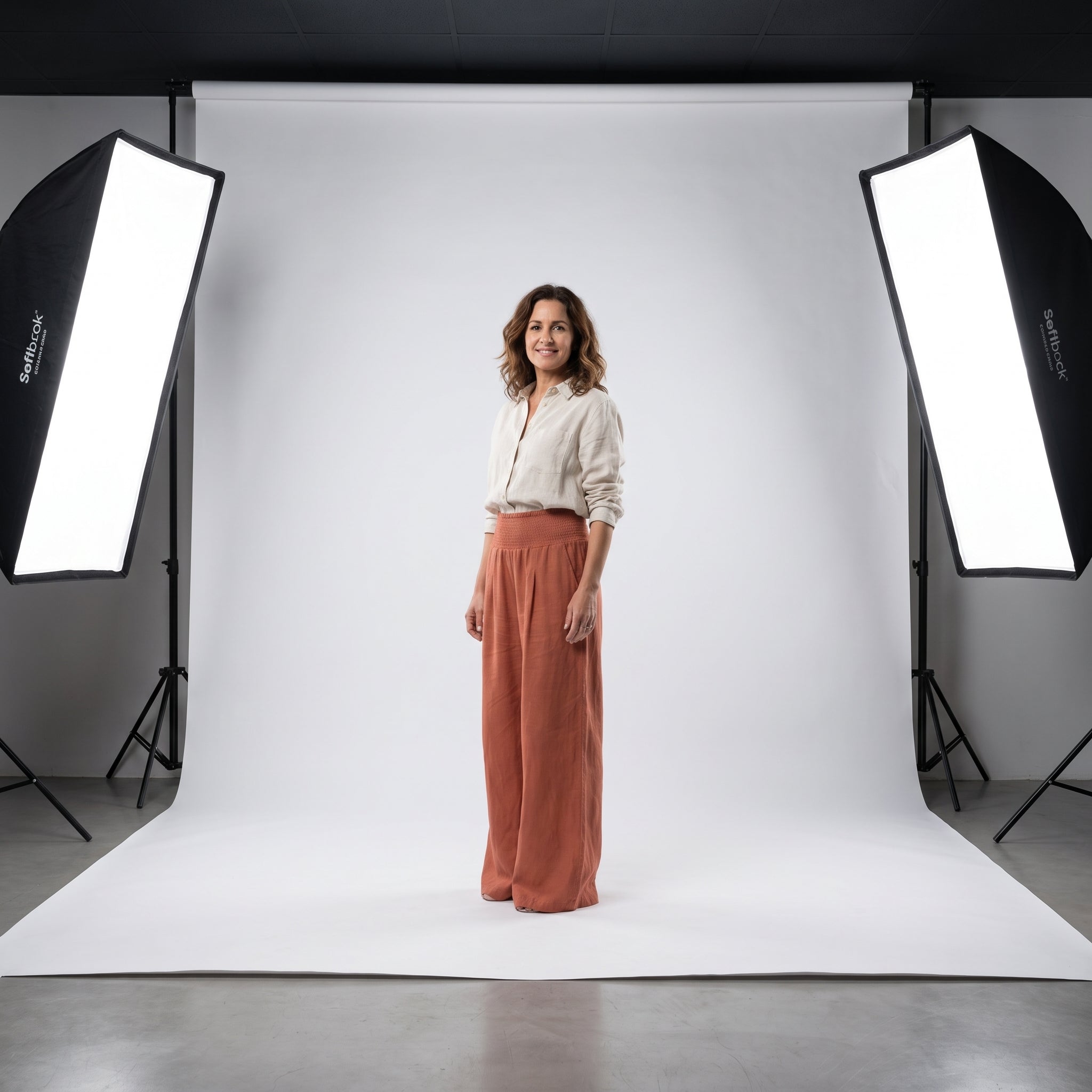 Pantalón fluido color teja con cintura elástica y pierna amplia