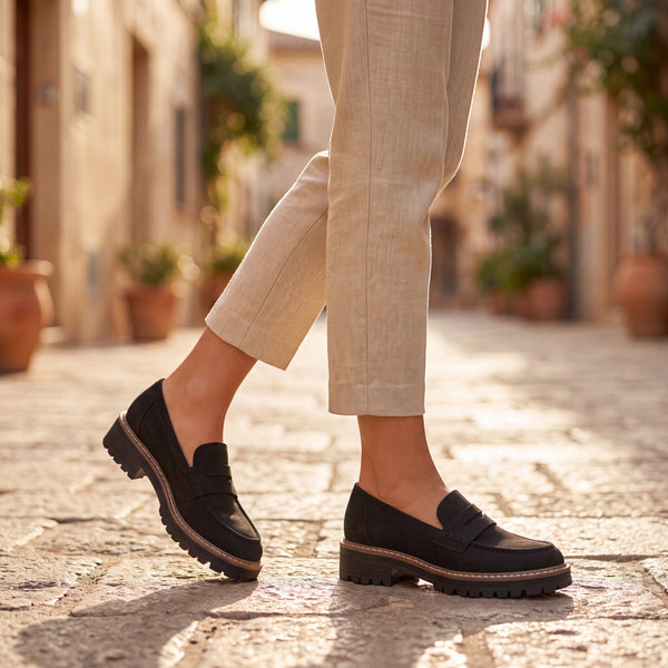 Mocasines Soft negros con suela dentada y costuras beige, estilo mocasín