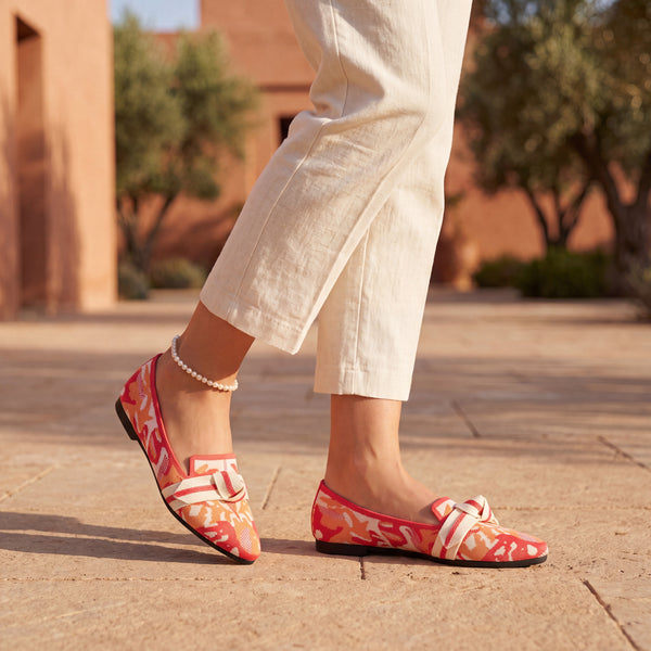 Mocasines Mónica coral con estampado abstracto y lazo blanco, suela negra