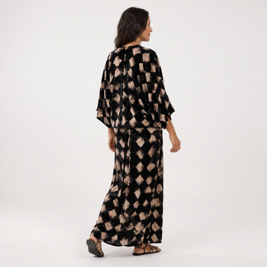 Vestido fluido tipo kimono negro con estampado de rombos, vista trasera