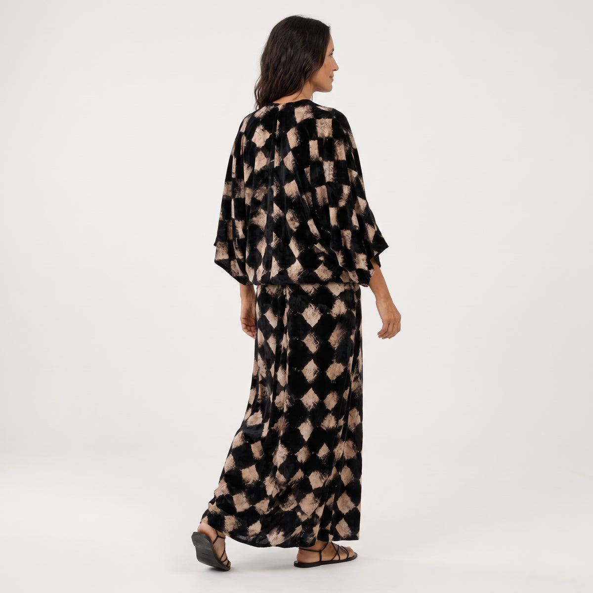 Vestido fluido tipo kimono negro con estampado de rombos, vista trasera