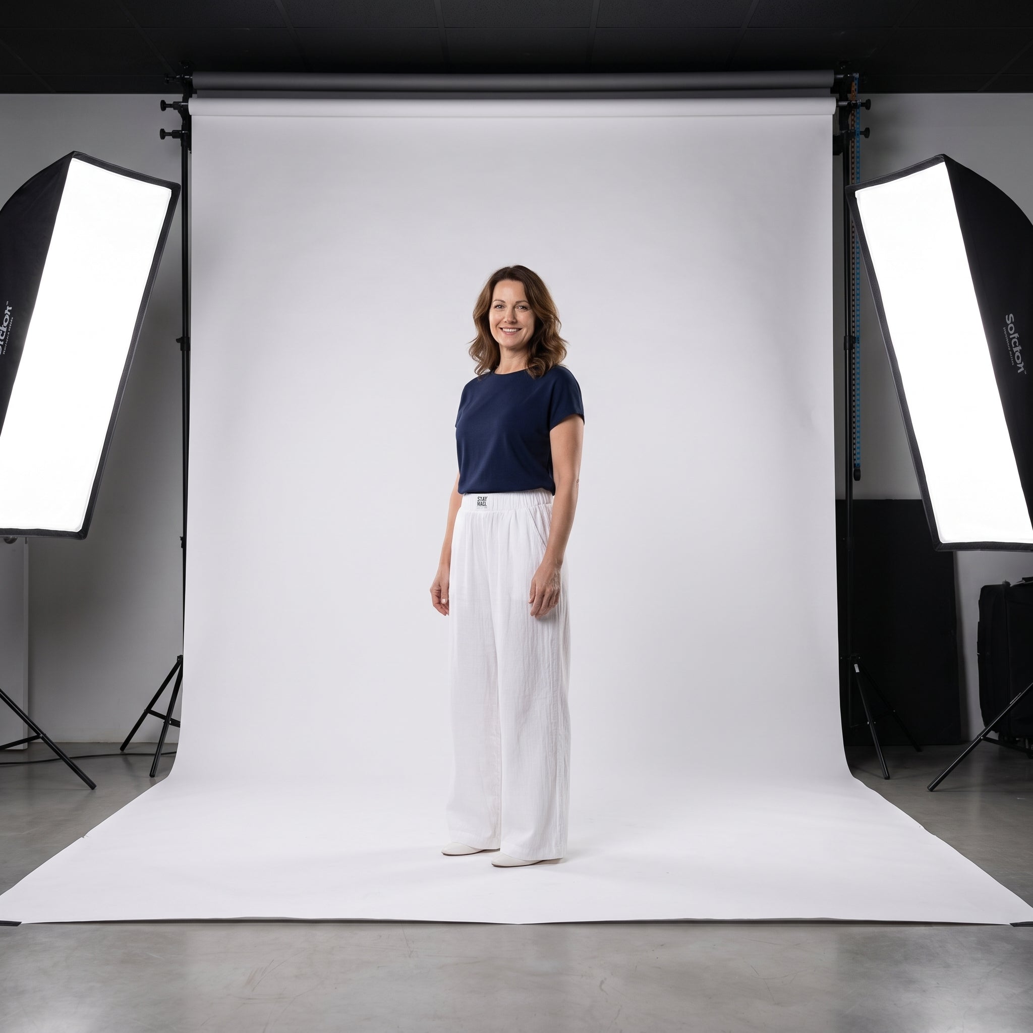 Pantalón relajado de lino y algodón blanco, cintura elástica y pernera ancha