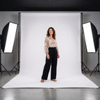 Pantalón fluido negro de pierna amplia con cintura elástica; vista frontal