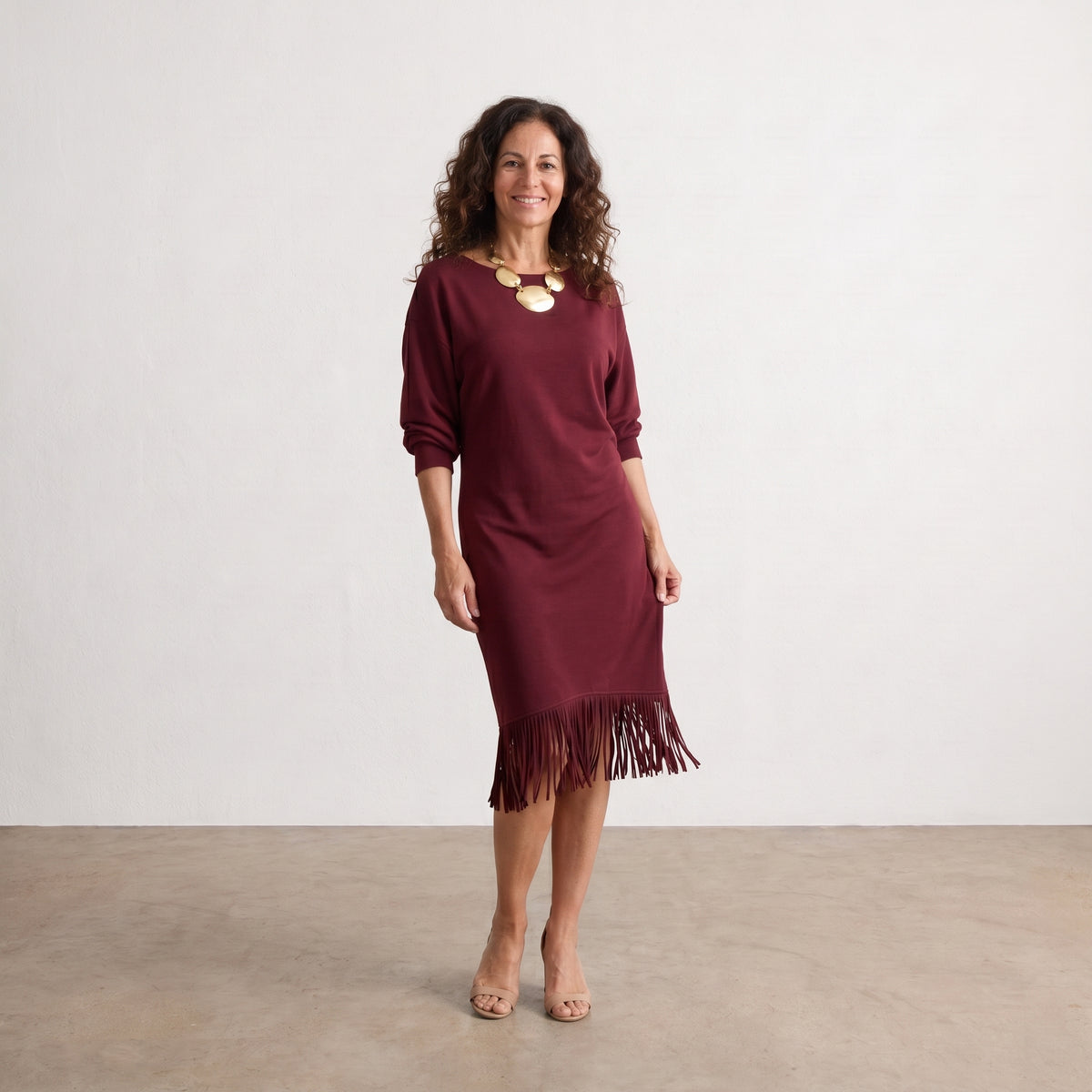 Vestido midi granate de punto con flecos en el bajo y mangas tres cuartos