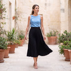Falda plissada midi negra con cintura elástica, plisado vertical y dobladillo amplio