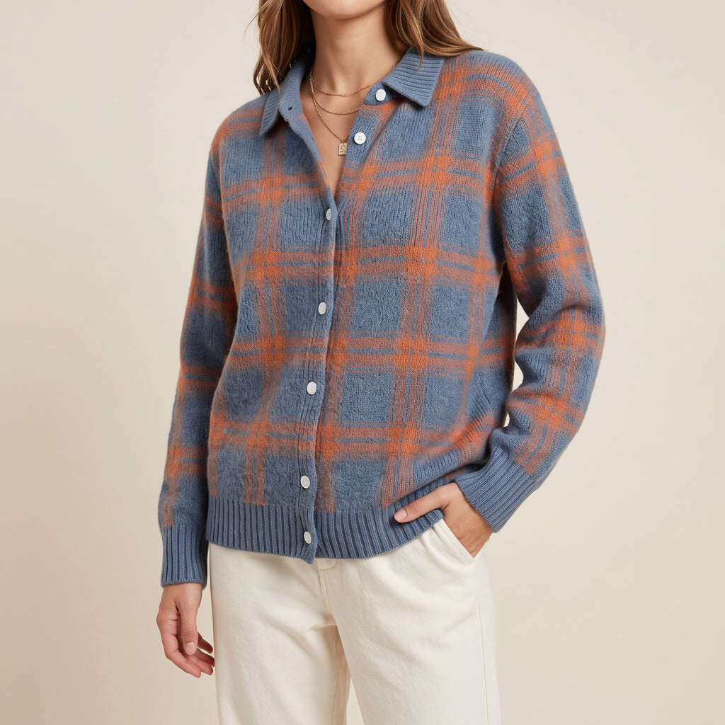 Suéter de punto de cuadros azul y naranja, cuello tipo camisa con botones.