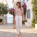 Blusa rosa palo con cuello en V y botones; mangas globo fruncidas, look completo