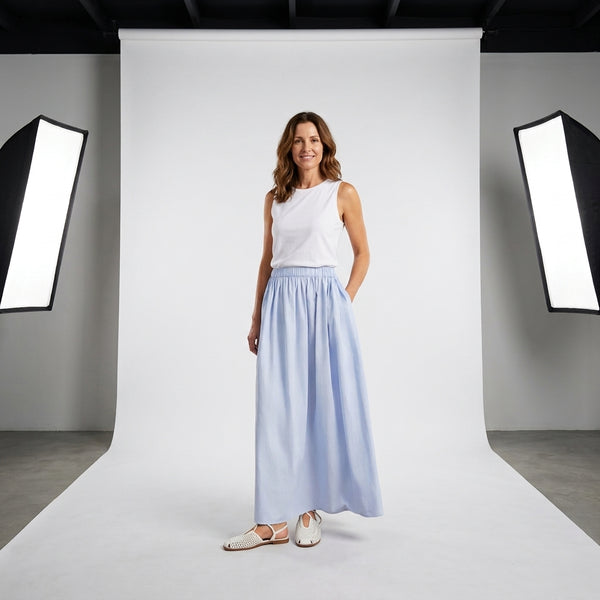 Falda midi de algodón azul claro con cintura fruncida y caída amplia