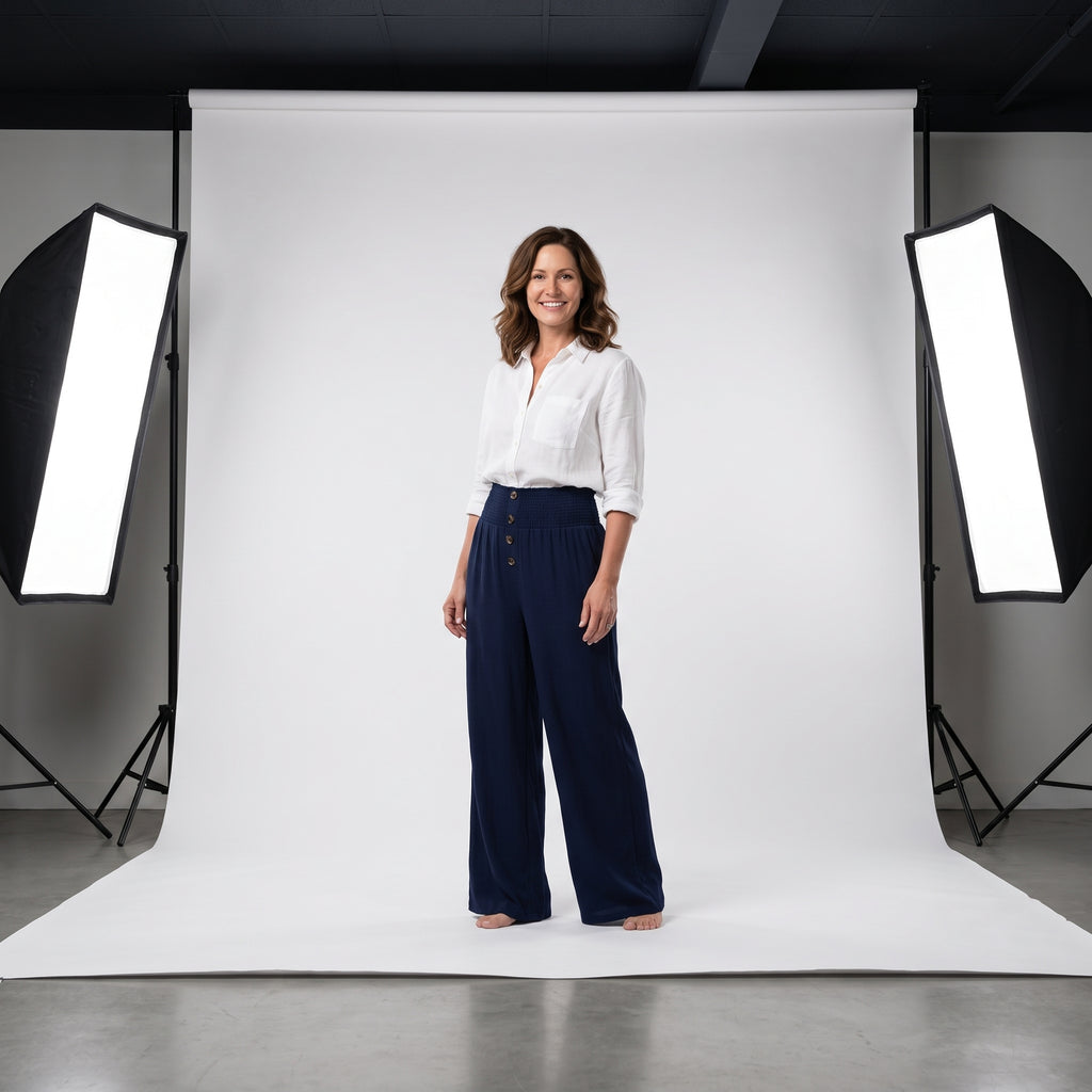 Pantalón de lino natural azul marino con cintura fruncida y botones delanteros