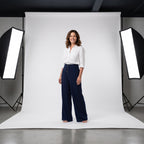 Pantalón de lino natural azul marino con cintura fruncida y botones delanteros