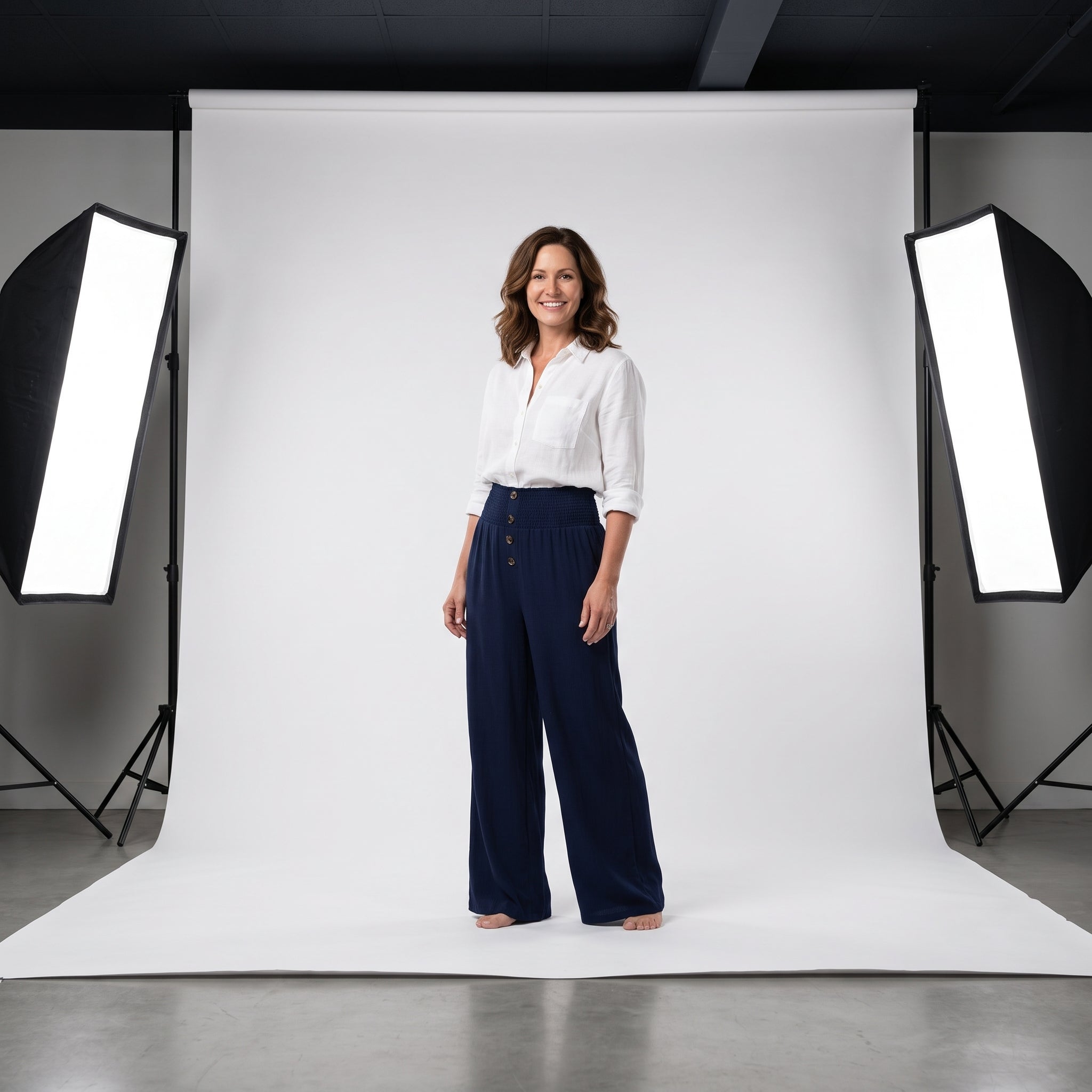 Pantalón de lino natural azul marino con cintura fruncida y botones delanteros