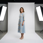 Vestido floral Cátia azul con bordado beige, manga tres cuartos y corte midi