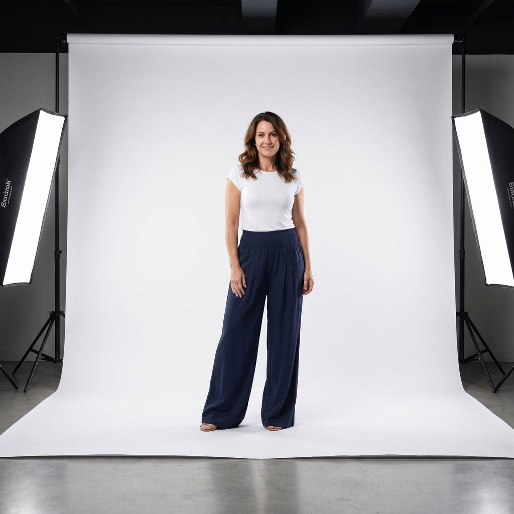 Pantalón de corte fluido azul marino con cintura elástica y pierna ancha
