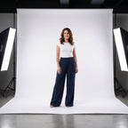 Pantalón de corte fluido azul marino con cintura elástica y pierna ancha