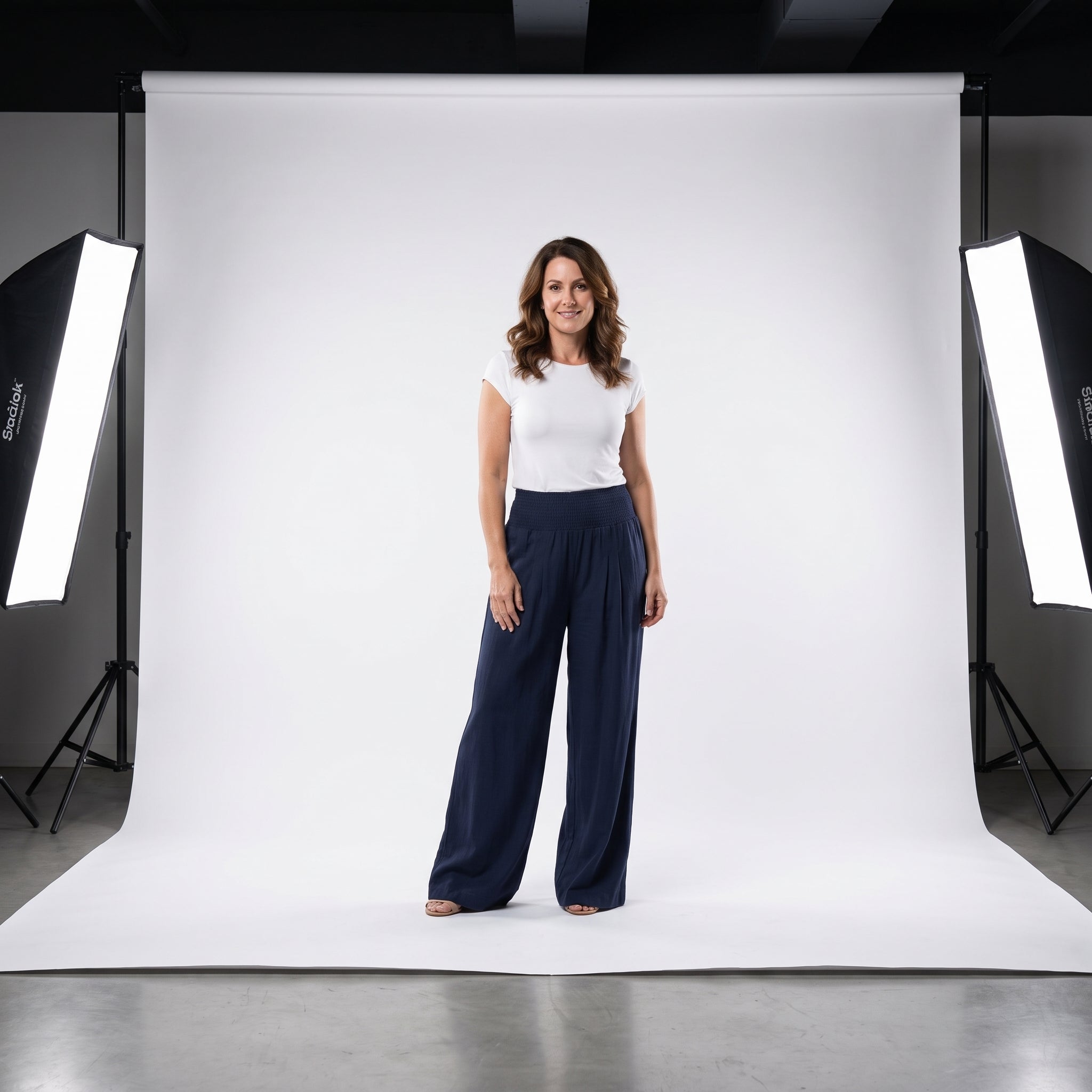 Pantalón de corte fluido azul marino con cintura elástica y pierna ancha
