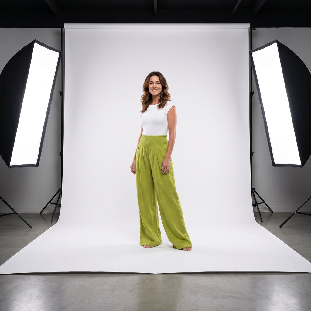 Pantalón de corte fluido verde oliva con cintura elástica y pierna ancha