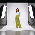 Pantalón de corte fluido verde oliva con cintura elástica y pierna ancha