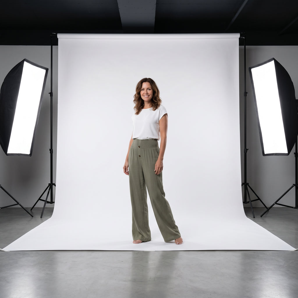 Pantalón de lino natural verde oliva con cintura fruncida y botones al frente