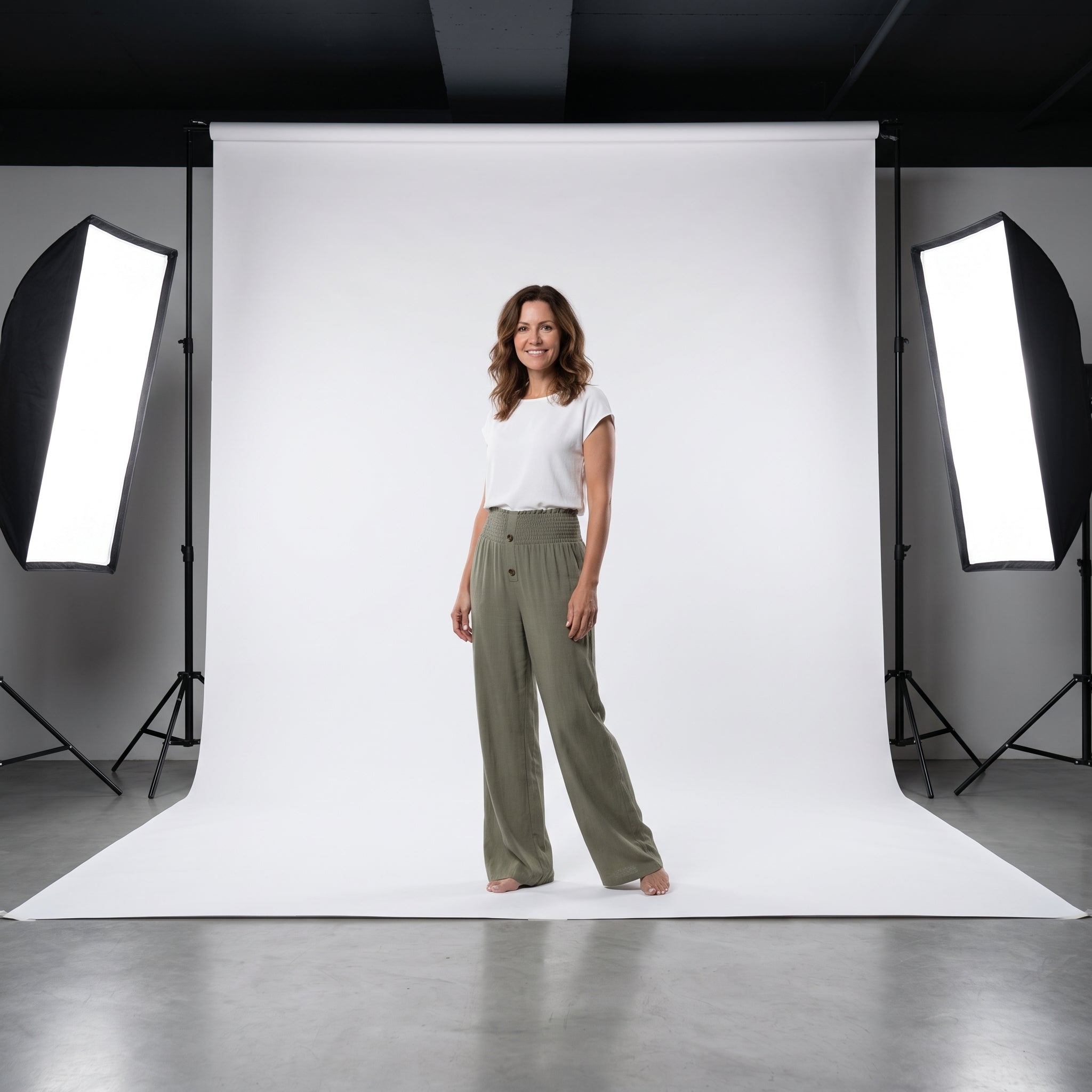 Pantalón de lino natural verde oliva con cintura fruncida y botones al frente