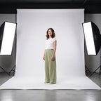 Pantalón relajado de lino y algodón verde oliva con cintura elástica y pernera ancha