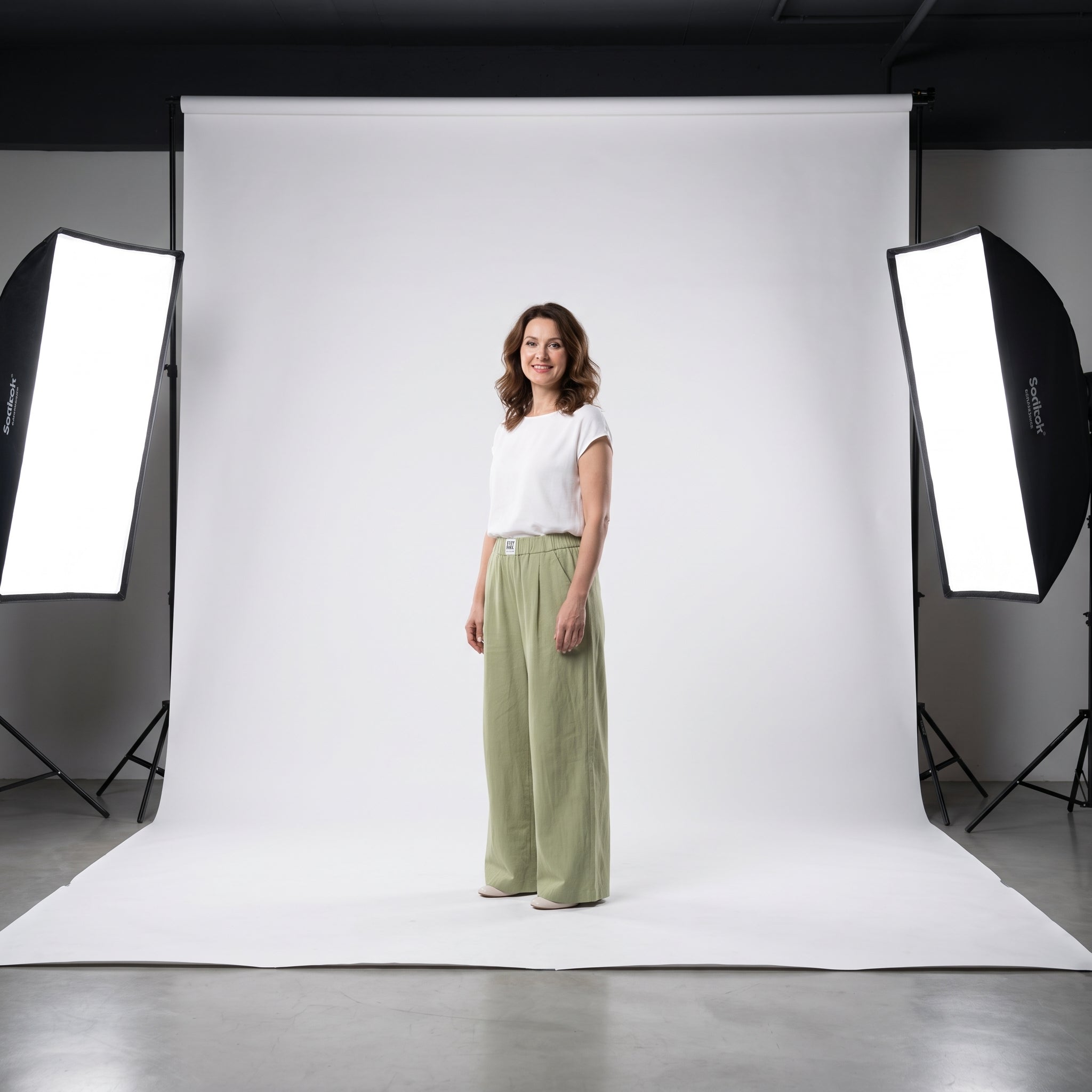 Pantalón relajado de lino y algodón verde oliva con cintura elástica y pernera ancha