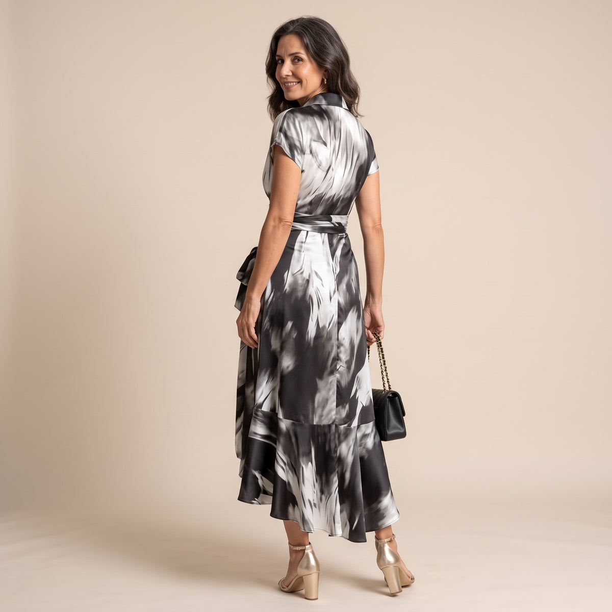 Vestido maxi envolvente blanco y negro, escote cruzado, manga corta y cinturón nudo