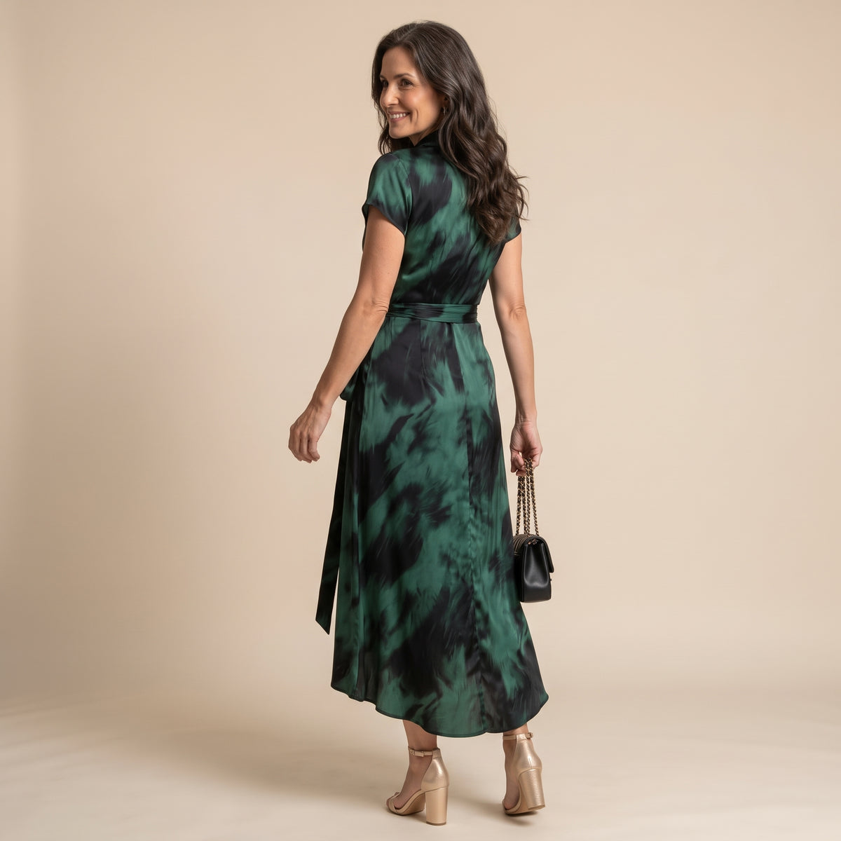 Vestido maxi envolvente verde con estampado oscuro, escote cruzado y falda abullonada