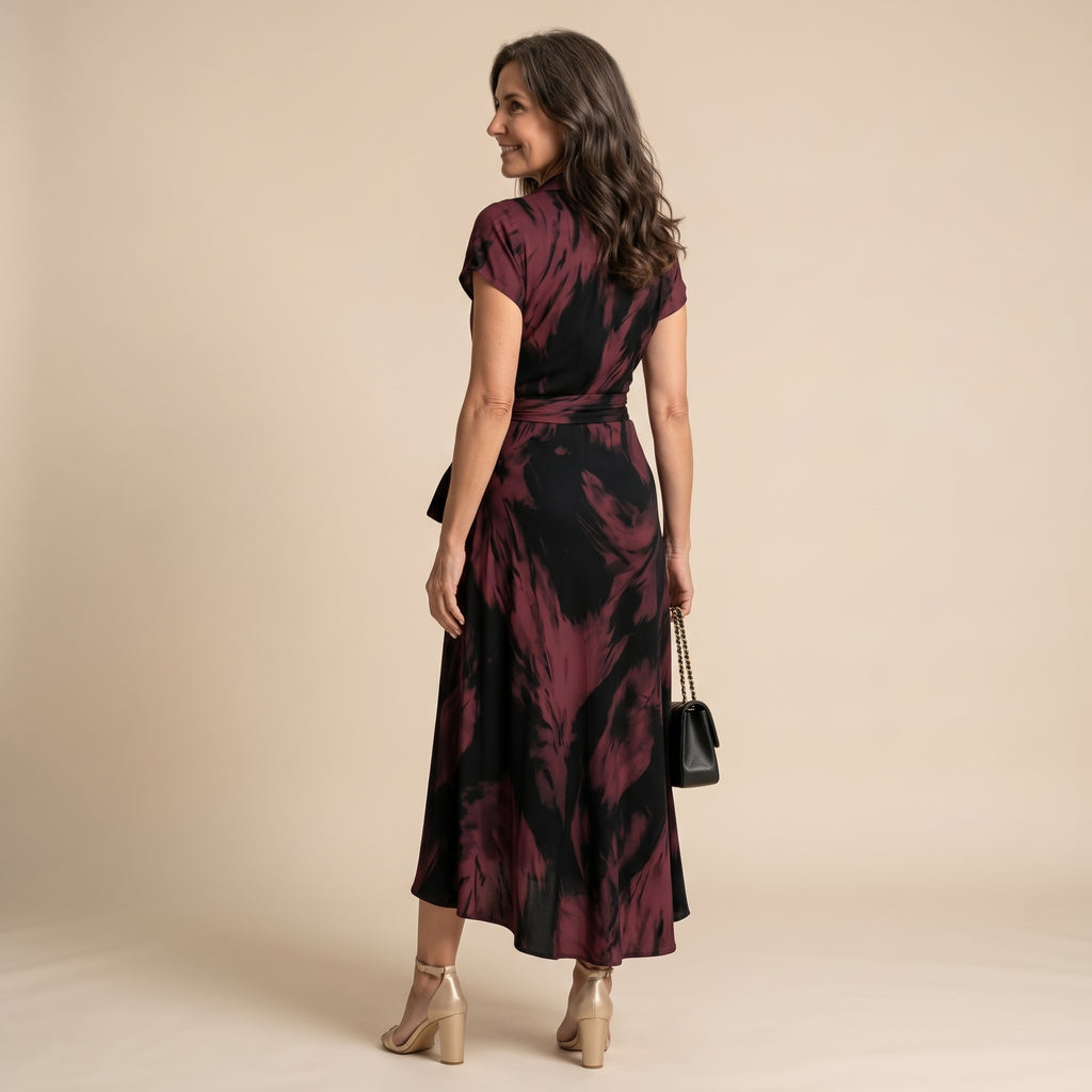 Vestido maxi envolvente granate con estampado oscuro, manga corta y lazo frontal