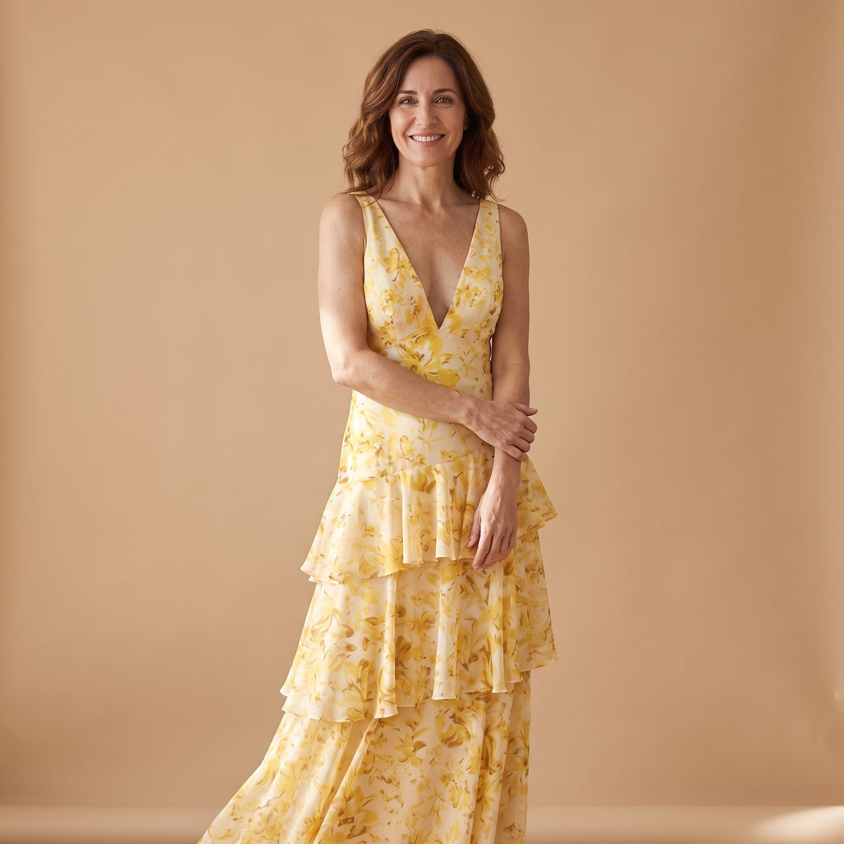 Vestido sin mangas amarillo con escote en V y volantes escalonados