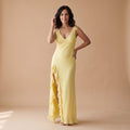 Vestido largo amarillo sin mangas con escote en V y volantes ondulados en el bajo
