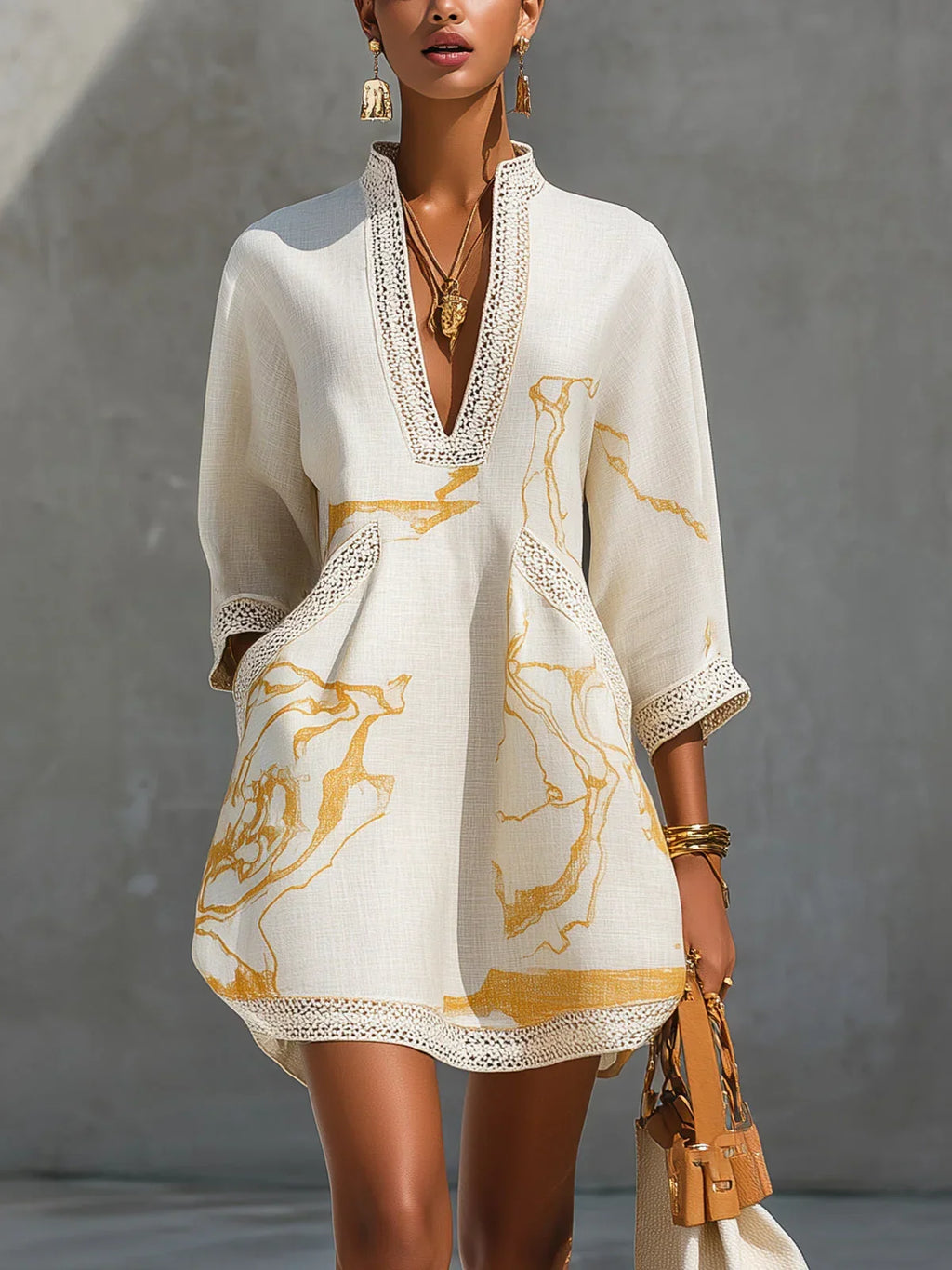 Minivestido blanco con estampado de mármol dorado, escote en V con ribete