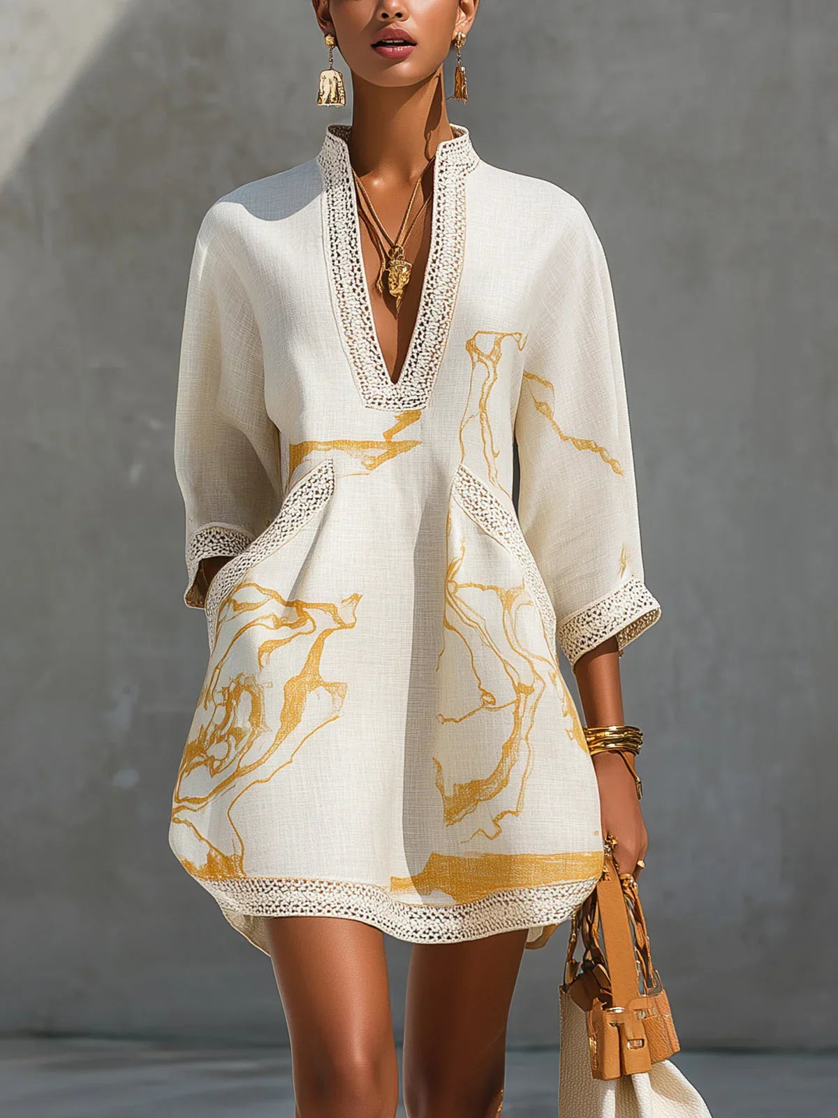 Minivestido blanco con estampado de mármol dorado, escote en V con ribete