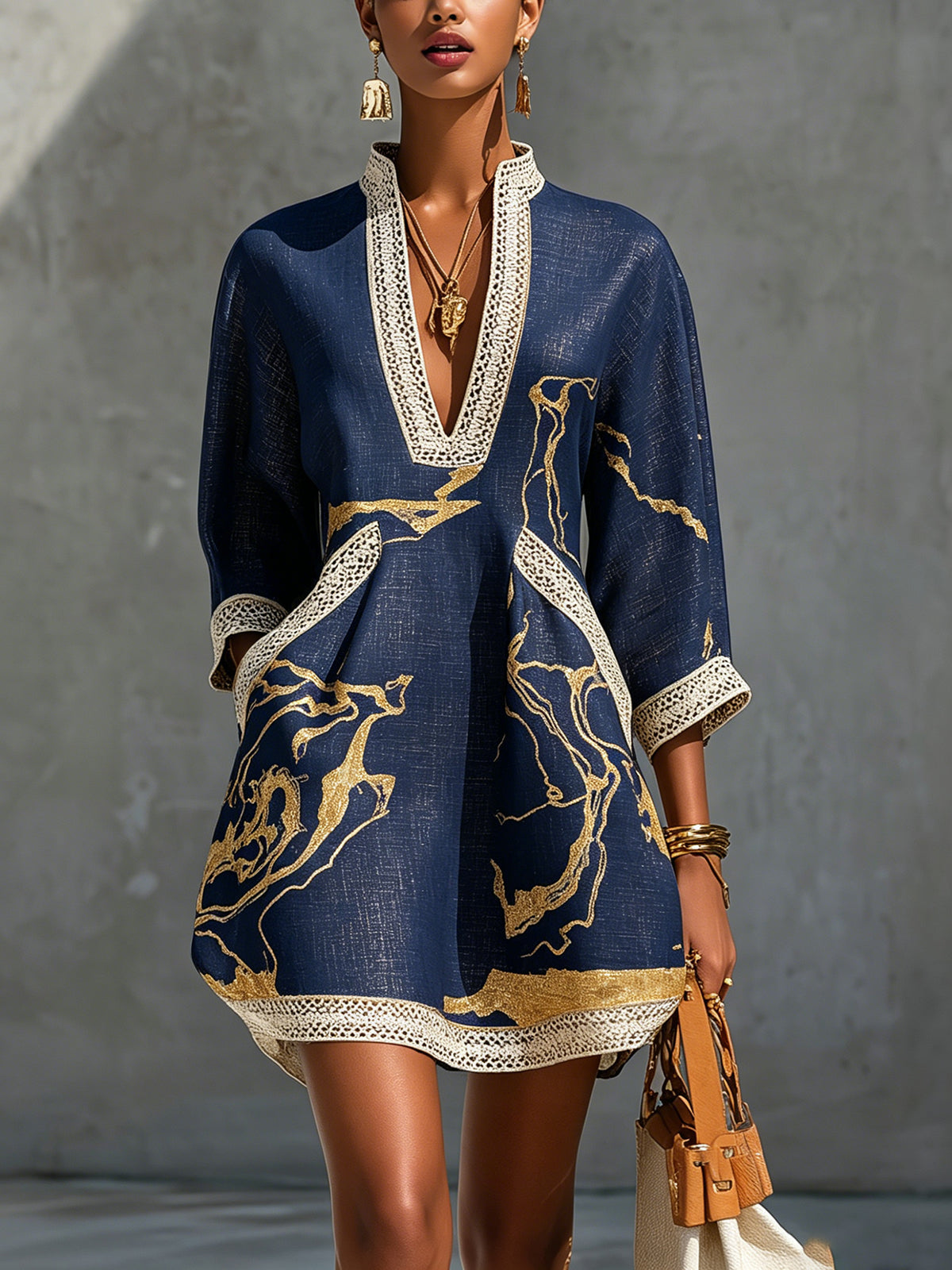 Minivestido azul oscuro con estampado de mármol dorado, escote en V con ribete