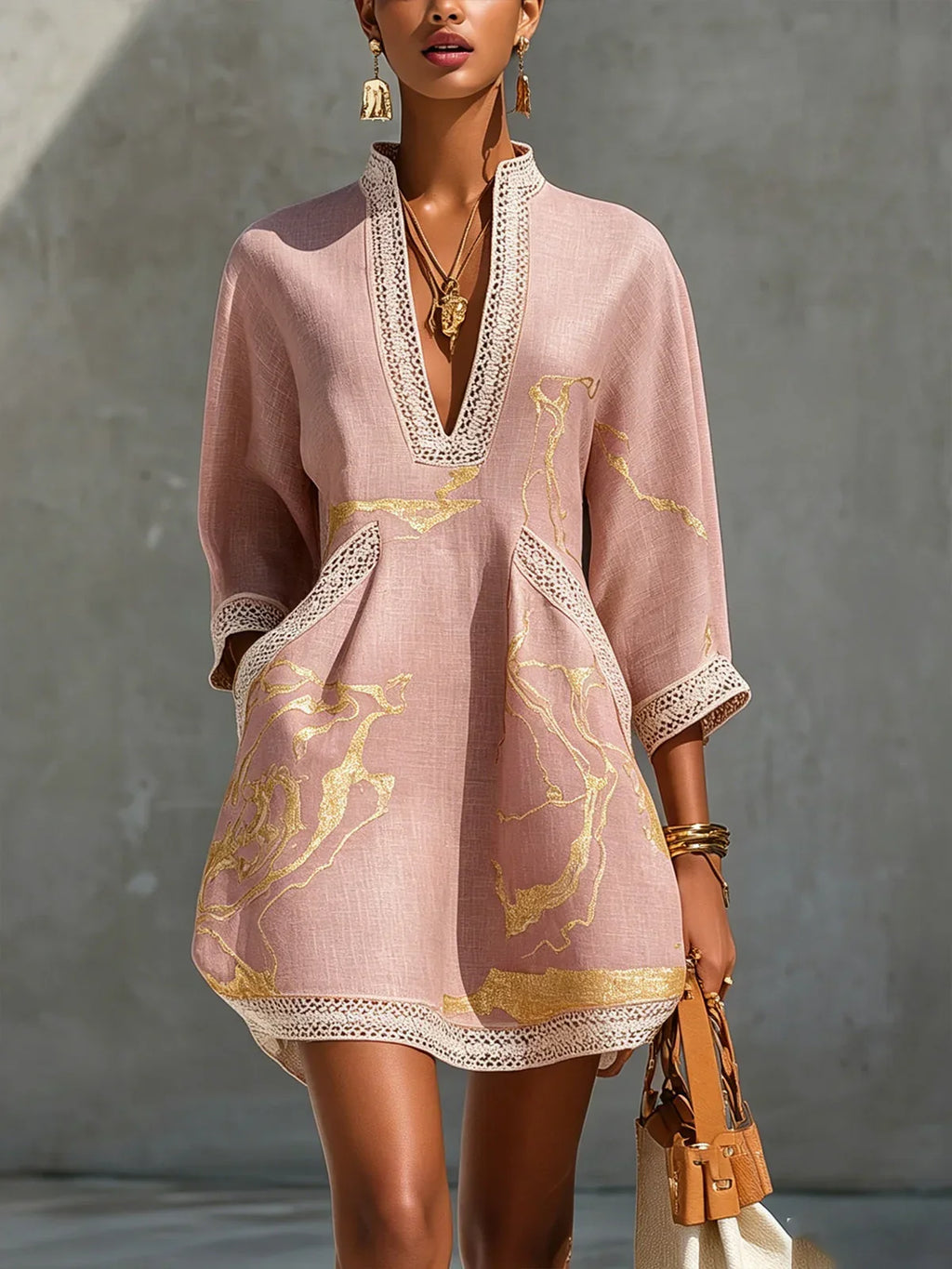 Minivestido rosa con estampado de mármol dorado, escote en V con ribete