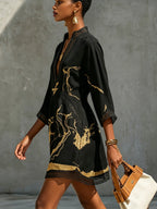 Minivestido negro con estampado de mármol dorado y mangas sueltas, vista lateral
