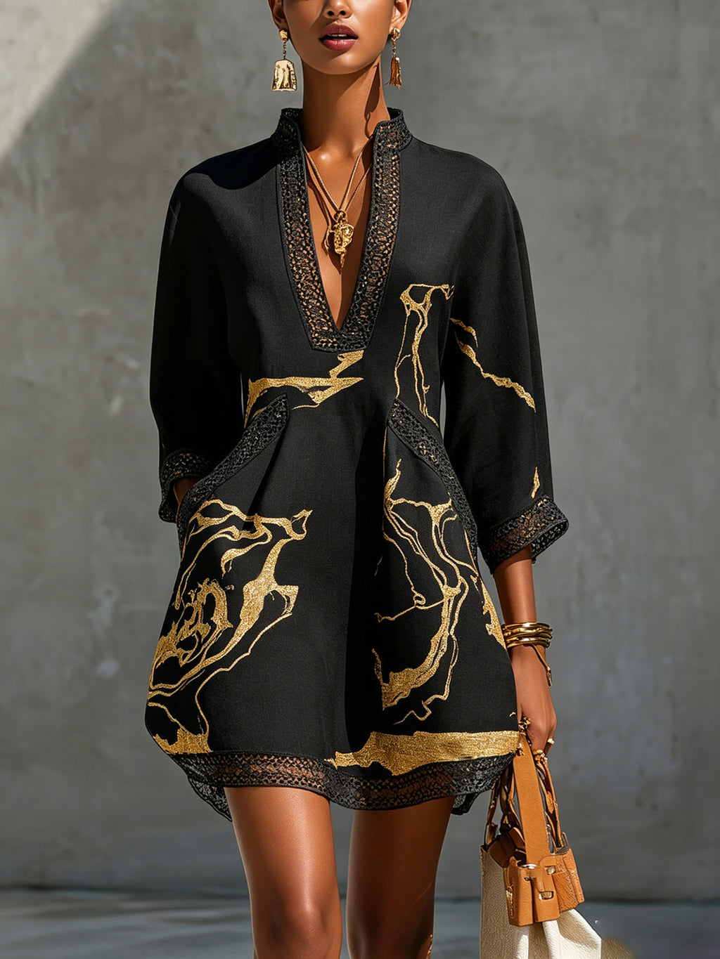 Minivestido negro con estampado de mármol dorado, escote en V y manga 3/4