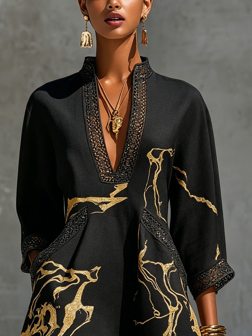 Minivestido negro con estampado dorado y escote en V, detalle de ribete en el cuello