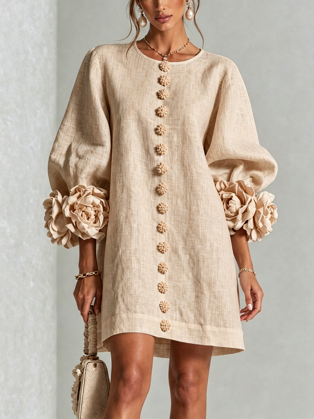 Vestido corto beige con botones florales y mangas con flores grandes en 3D.