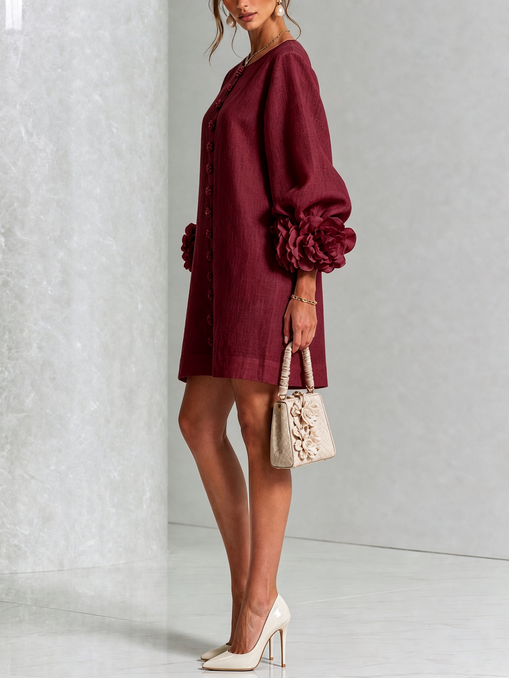 Minivestido burdeos de lino con botones florales en fila y mangas con flores apliques