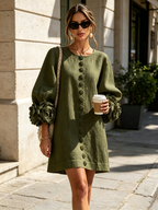 Vestido de lino verde oliva con cuello redondo, botones florales y mangas con flores voluminosas