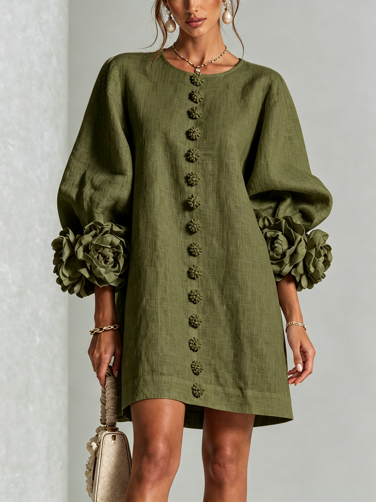 Vestido de lino verde oliva con botones florales y mangas con flores voluminosas