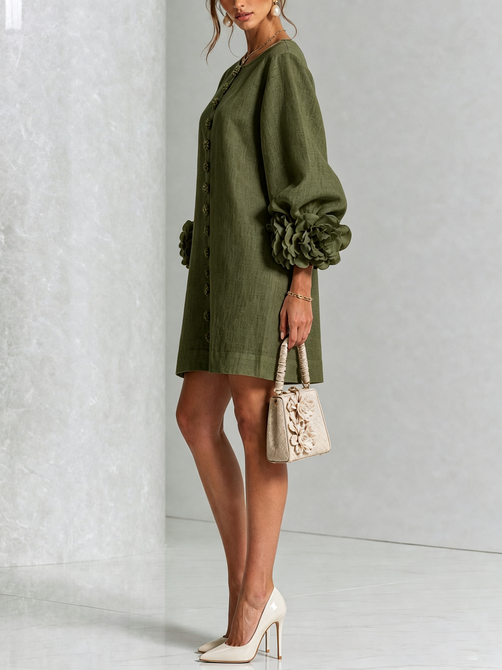 Vestido de lino verde oliva con botones florales y mangas con flores voluminosas, vista lateral