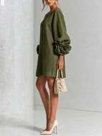 Vestido de lino verde oliva con botones florales y mangas con flores voluminosas, vista lateral