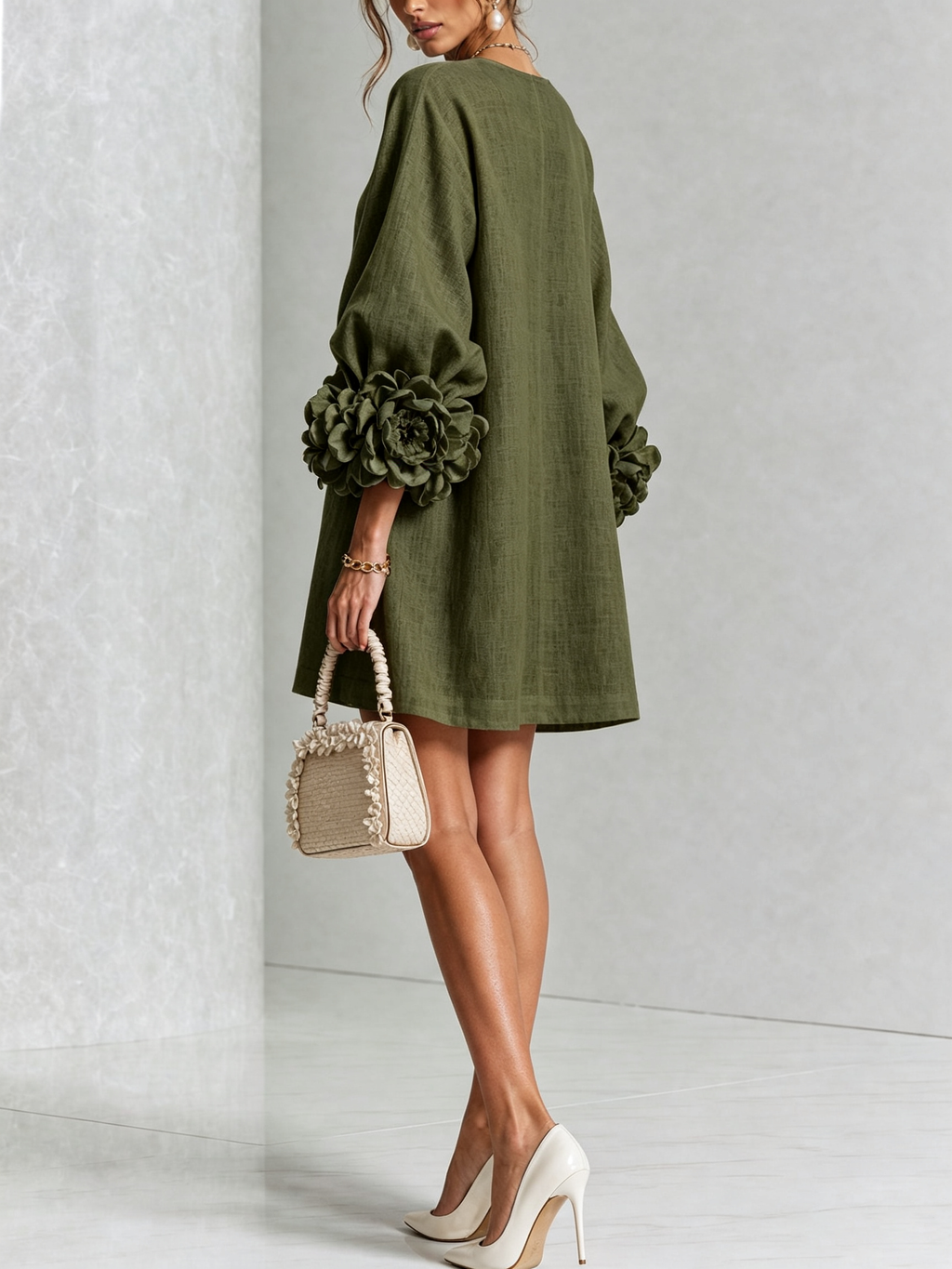 Vestido de lino verde oliva con botones florales y mangas con flores voluminosas, vista trasera