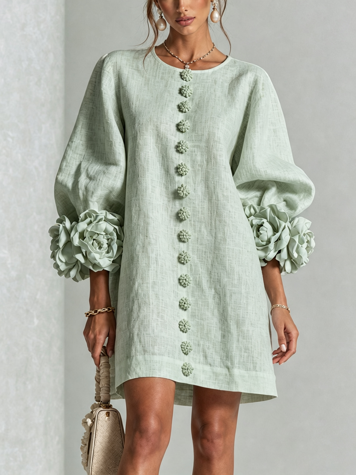 Minivestido menta de lino con botones florales y mangas con apliques de flores
