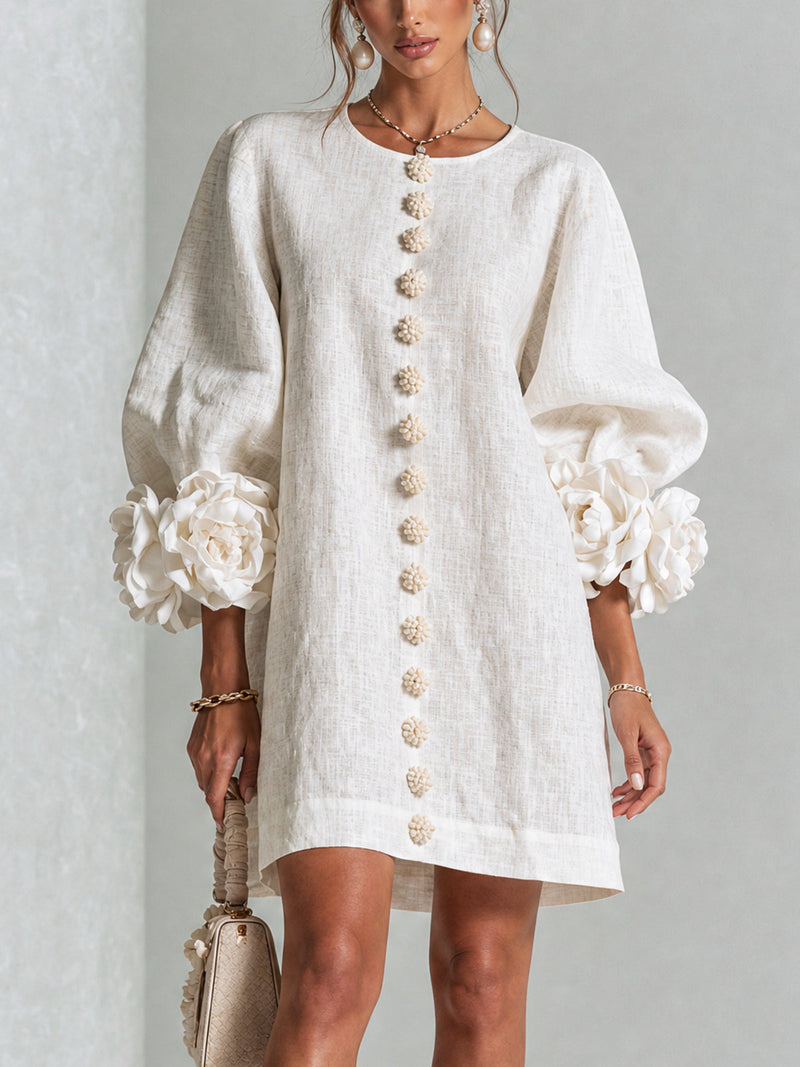Minivestido blanco con botones florales y mangas florales extravagantes.