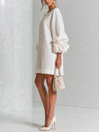 Vestido blanco de lino con botones florales y mangas florales voluminosas, vista lateral